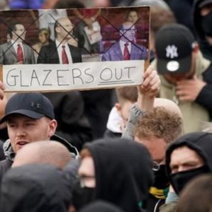  曼联球迷倒戈抗议管理层，要求格雷泽家族出售股权  