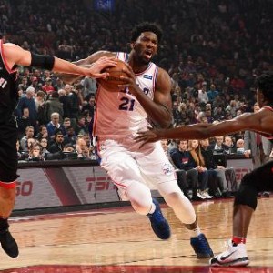  恩比德复出76人终结连败  